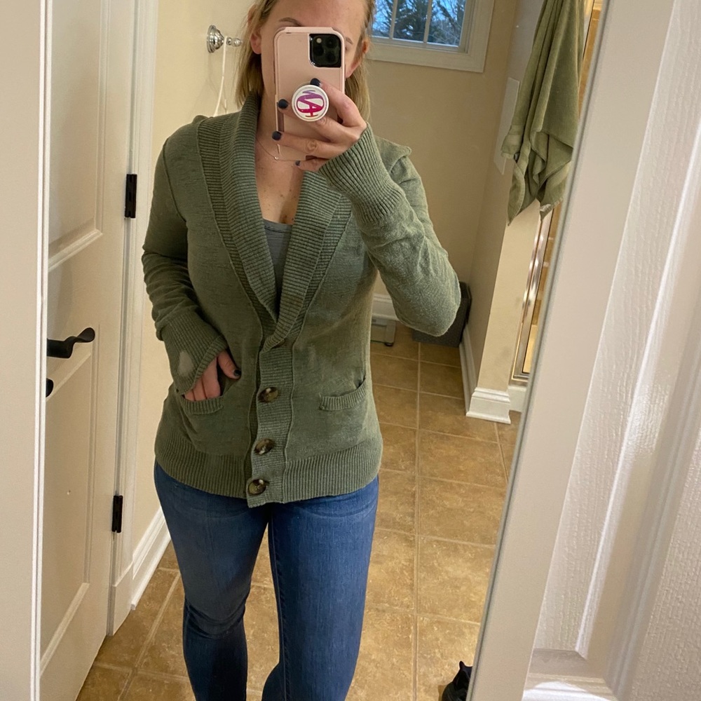 Cozy cardigan button and pockets sweater